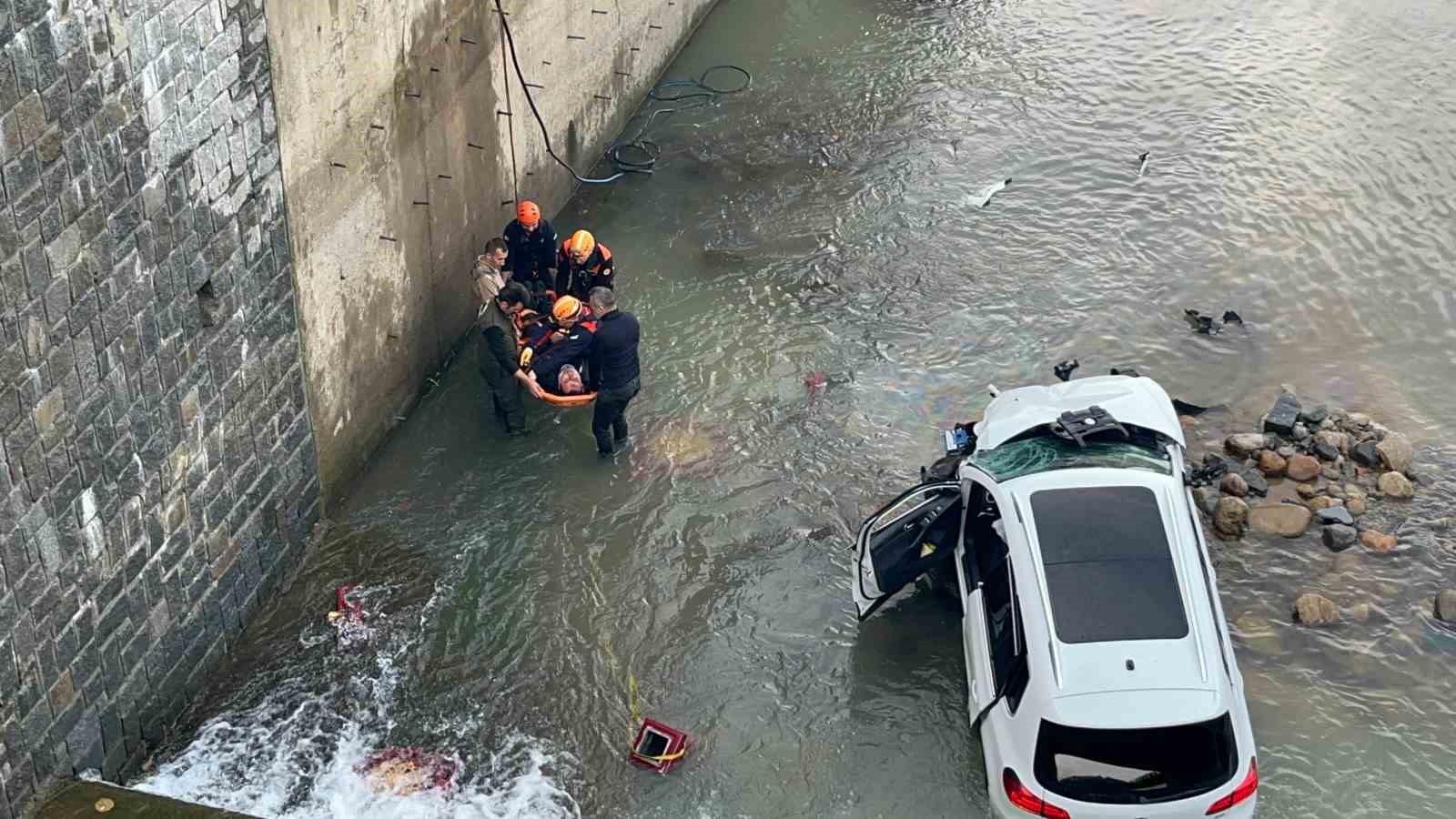 Rize’de öğrenci servisi ile çarpışan cip dereye uçtu: 10 yaralı
