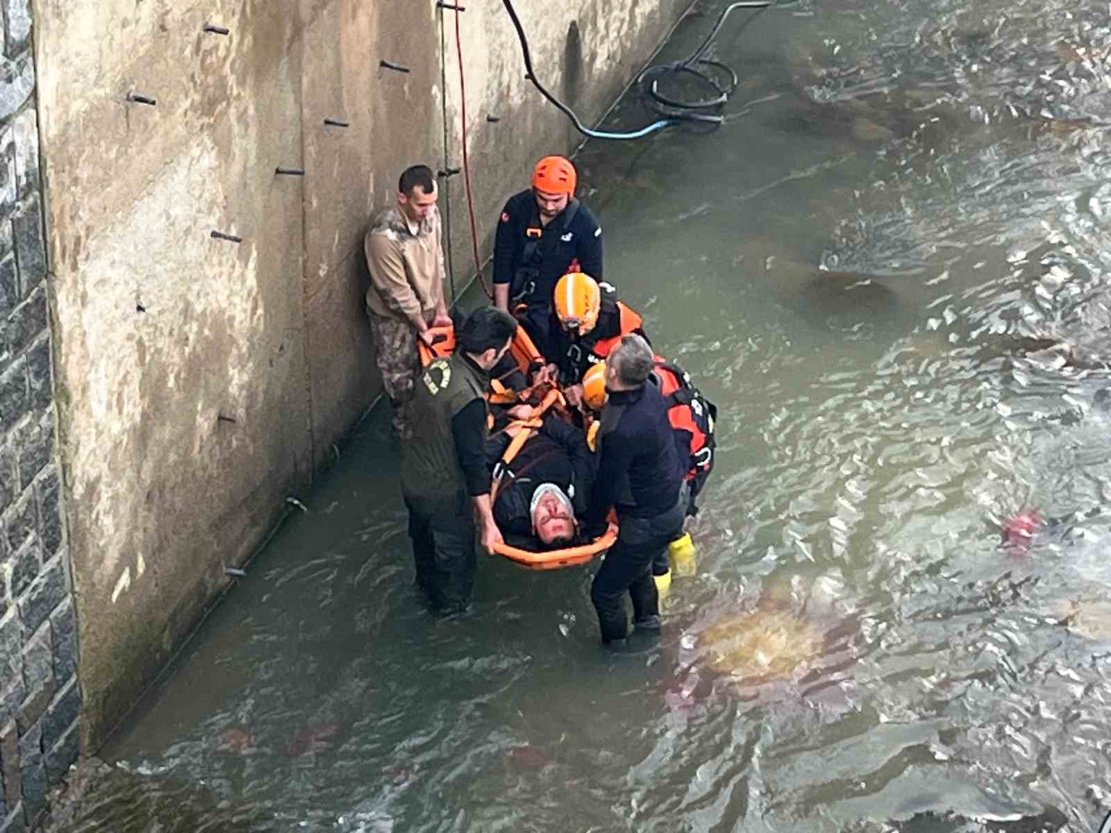 Rize’de öğrenci servisi ile çarpışan cip dereye uçtu: 10 yaralı
