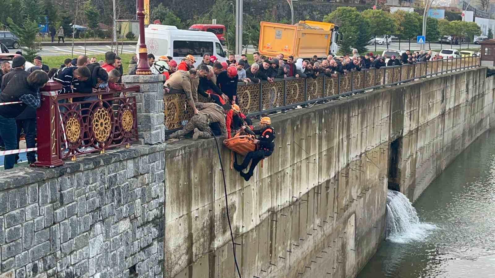 Rize’de öğrenci servisi ile çarpışan cip dereye uçtu: 10 yaralı
