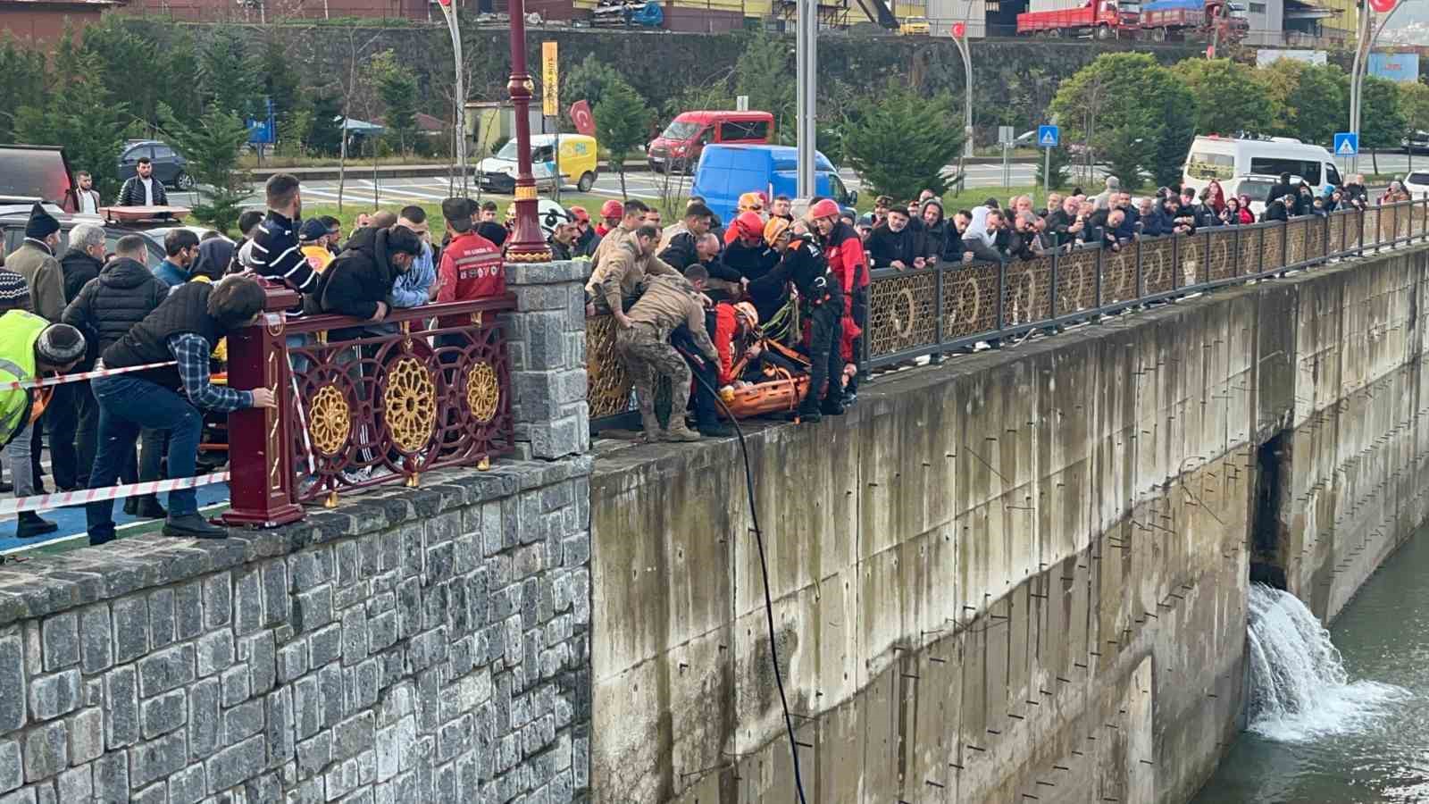 Rize’de öğrenci servisi ile çarpışan cip dereye uçtu: 10 yaralı
