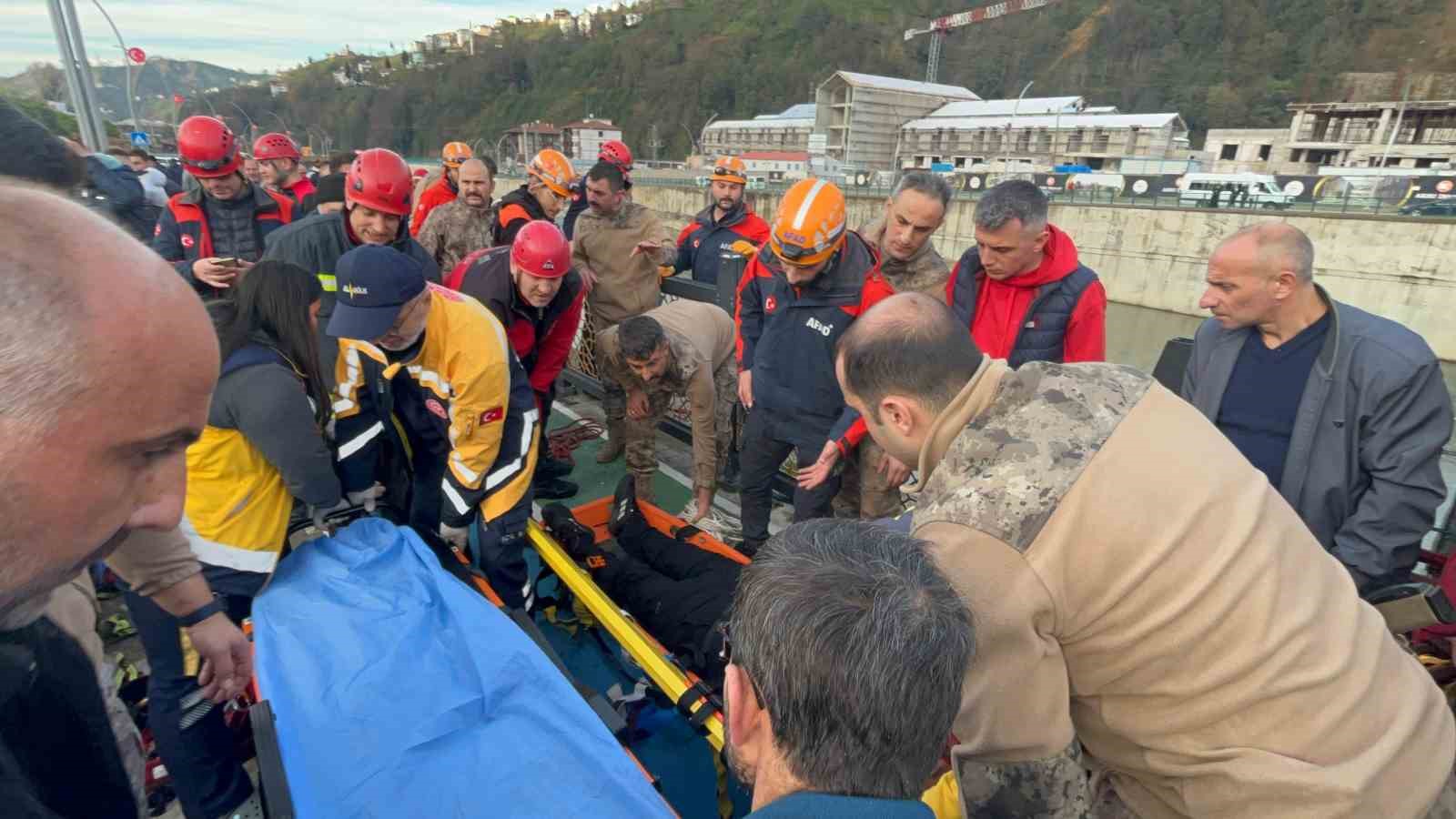 Rize’de öğrenci servisi ile çarpışan cip dereye uçtu: 10 yaralı
