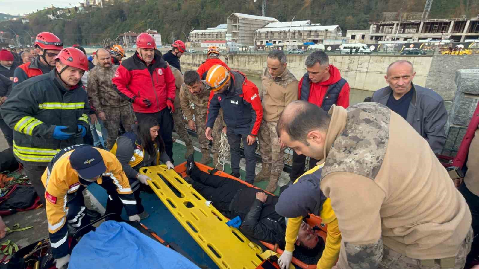 Rize’de öğrenci servisi ile çarpışan cip dereye uçtu: 10 yaralı
