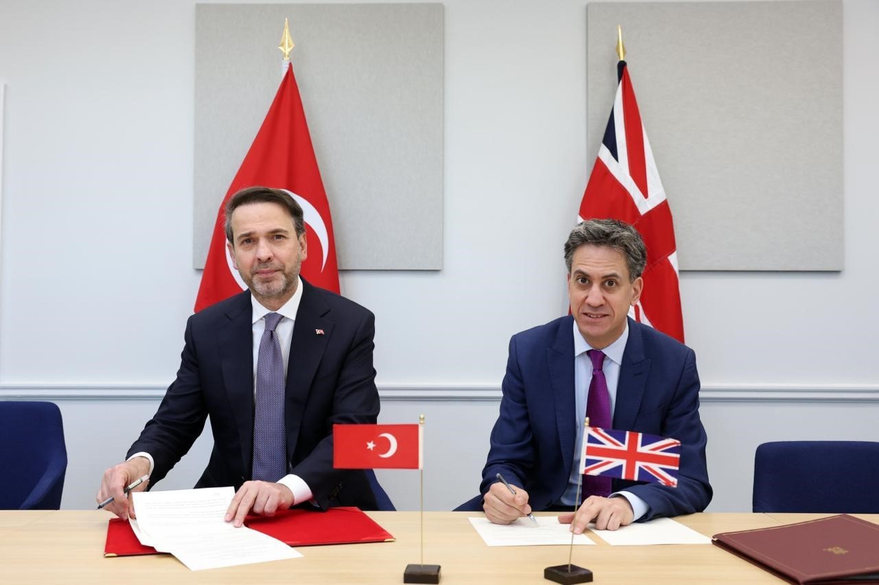 Enerji ve Tabii Kaynaklar Bakanı Bayraktar, İngiliz mevkidaşı Miliband ile görüştü
