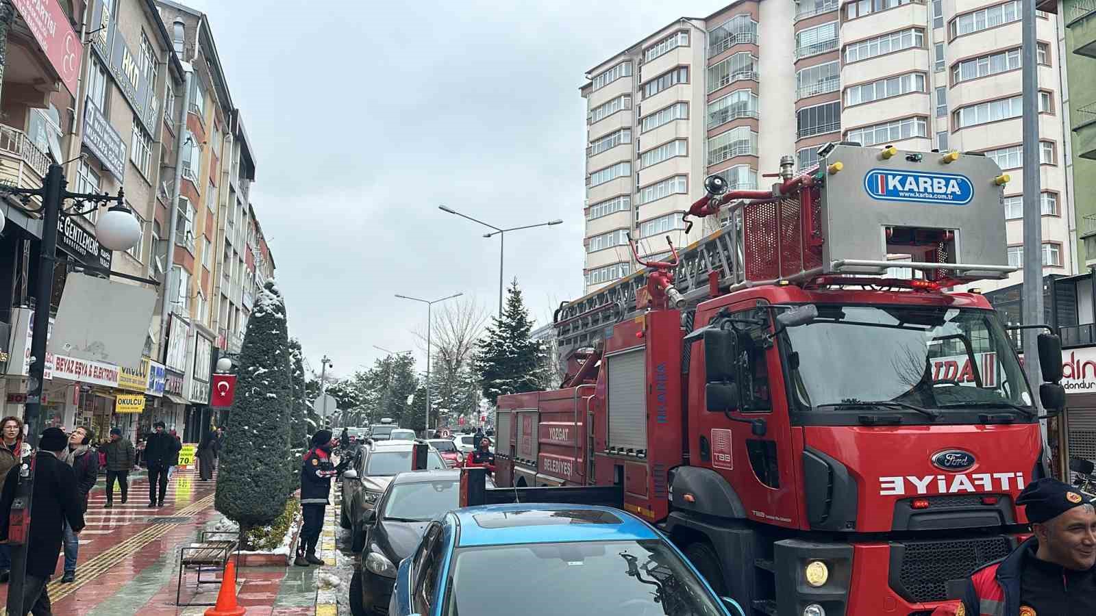 Yozgat Belediyesi, kar sonrası tehlike oluşturan sarkıtları temizliyor
