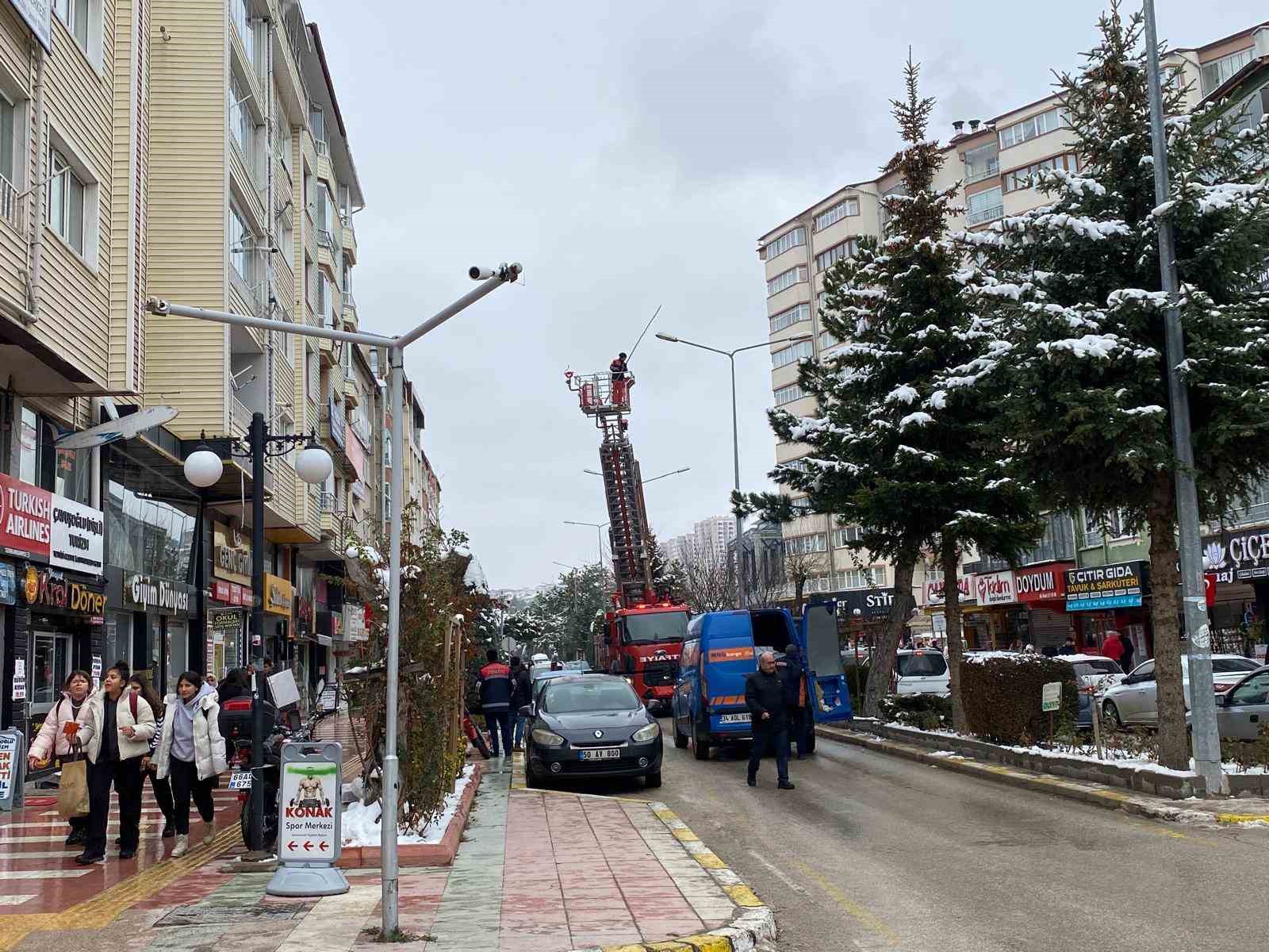 Yozgat Belediyesi, kar sonrası tehlike oluşturan sarkıtları temizliyor
