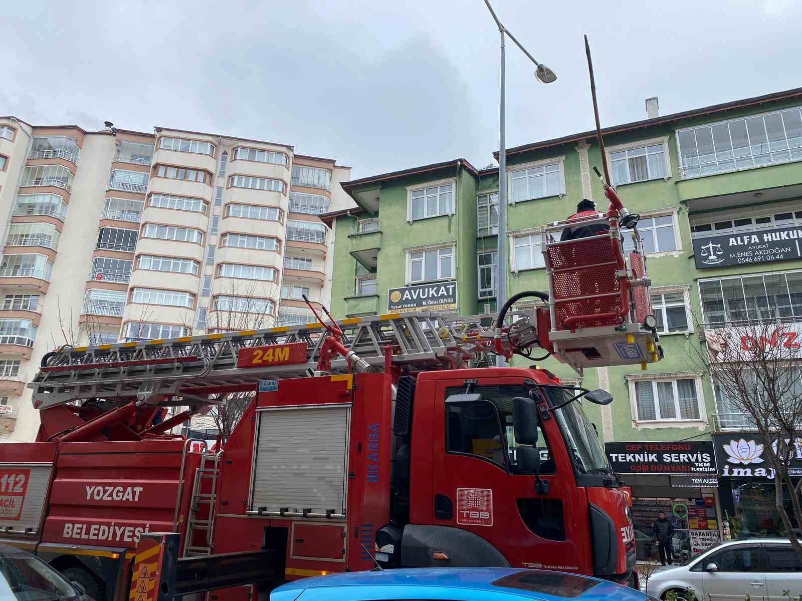 Yozgat Belediyesi, kar sonrası tehlike oluşturan sarkıtları temizliyor
