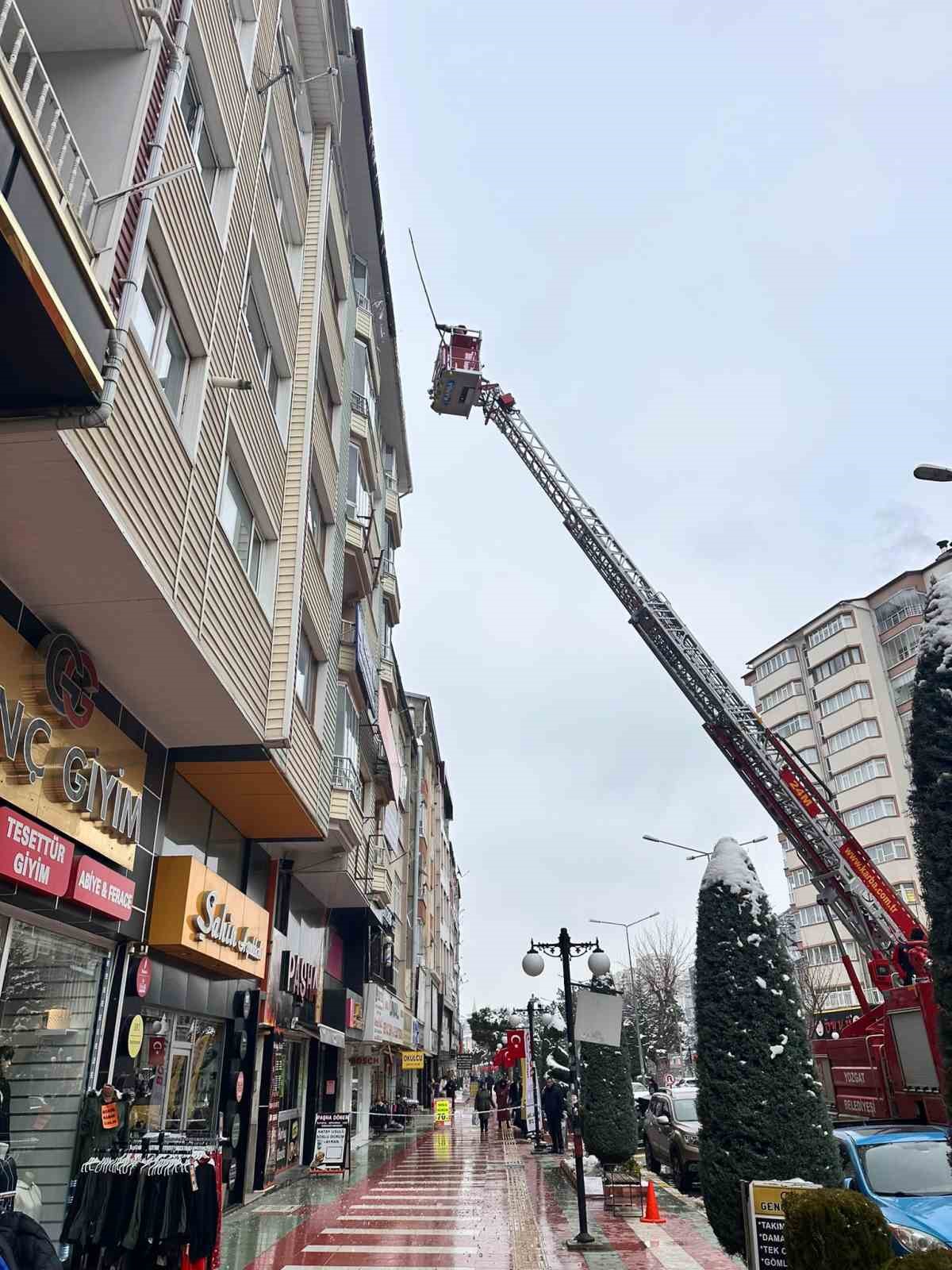 Yozgat Belediyesi, kar sonrası tehlike oluşturan sarkıtları temizliyor
