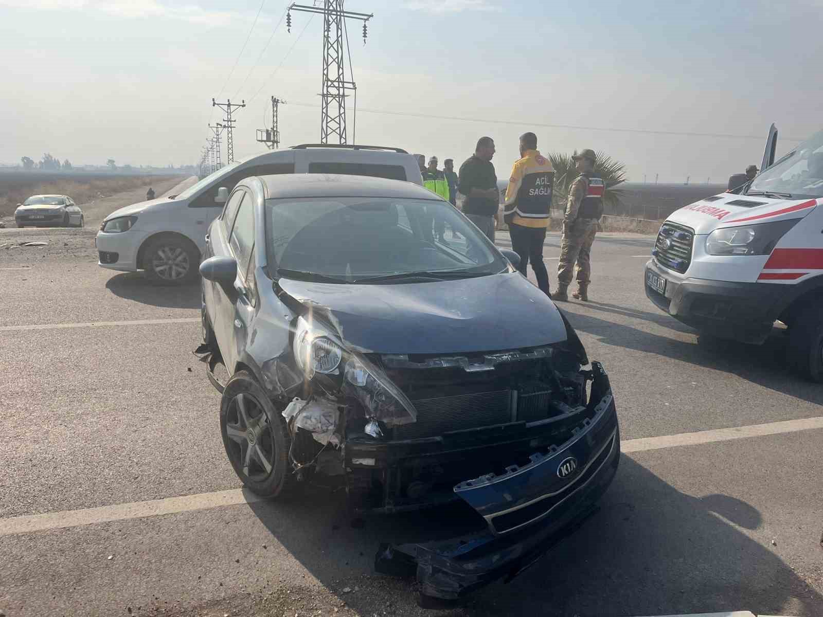 Kamyonetle, otomobilin çarpıştığı kazada: 3 kişi yaralandı
