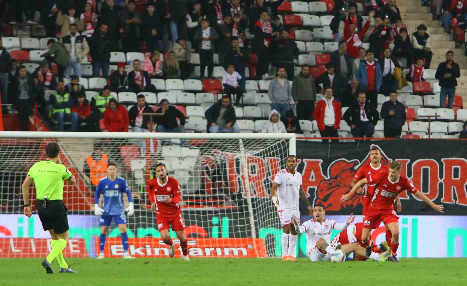 Trendyol Süper Lig: Antalyaspor: 2 - Sivasspor: 1 (Maç sonucu)
