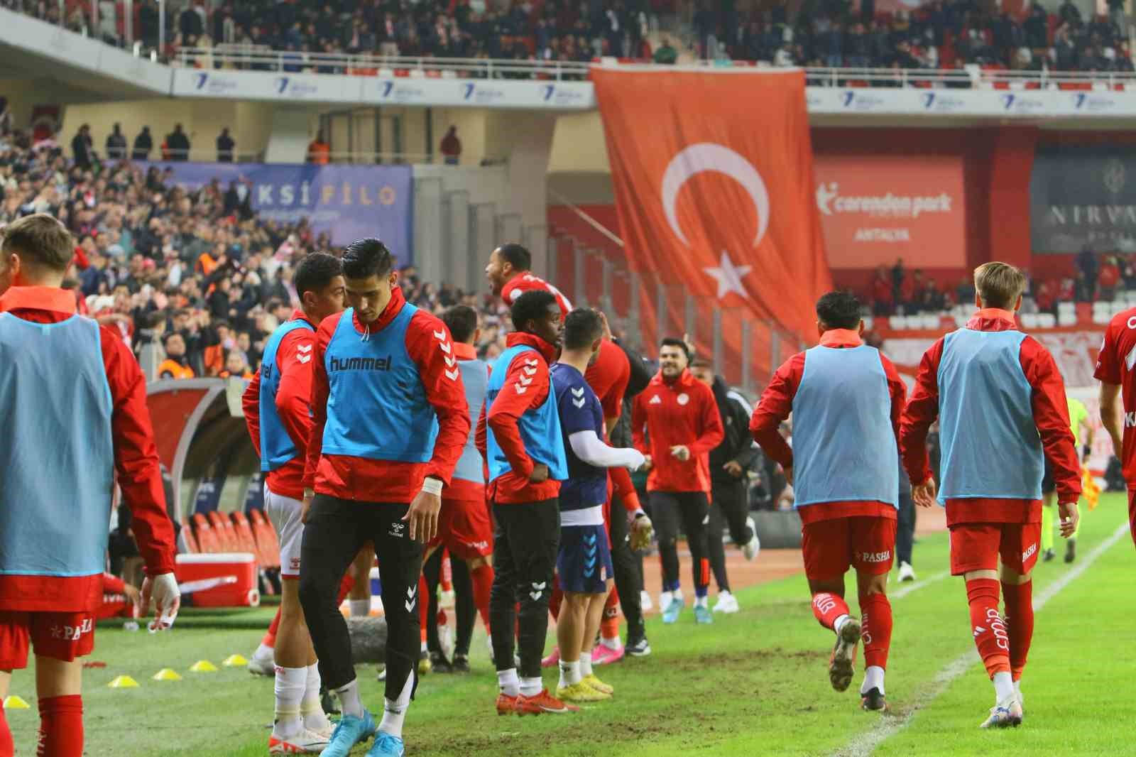 Trendyol Süper Lig: Antalyaspor: 2 - Sivasspor: 1 (Maç sonucu)
