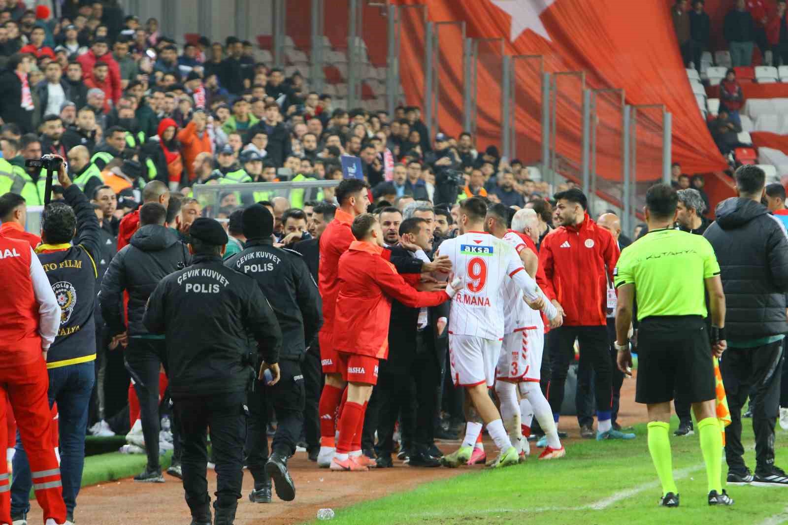 Trendyol Süper Lig: Antalyaspor: 2 - Sivasspor: 1 (Maç sonucu)
