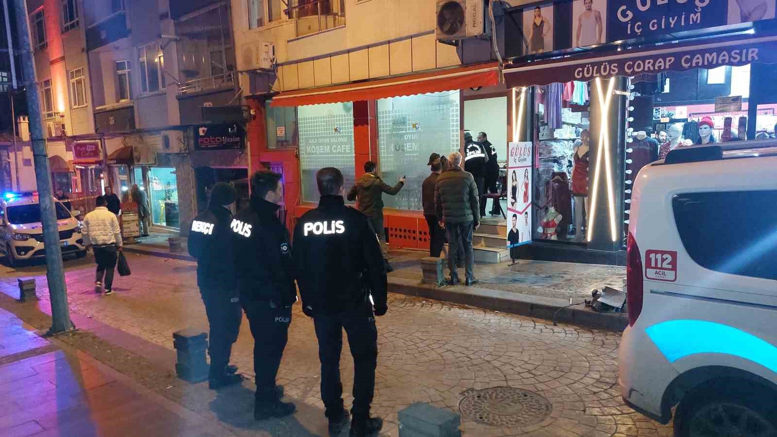 Kafe sahibi, tost satmaya başlayan kahvehaneye silahlı saldırı düzenledi: 2 yaralı
