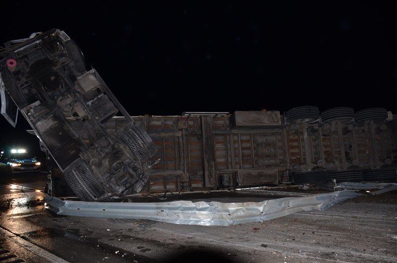 Amasya’da kaza yapan tırın kupası şaha kalktı
