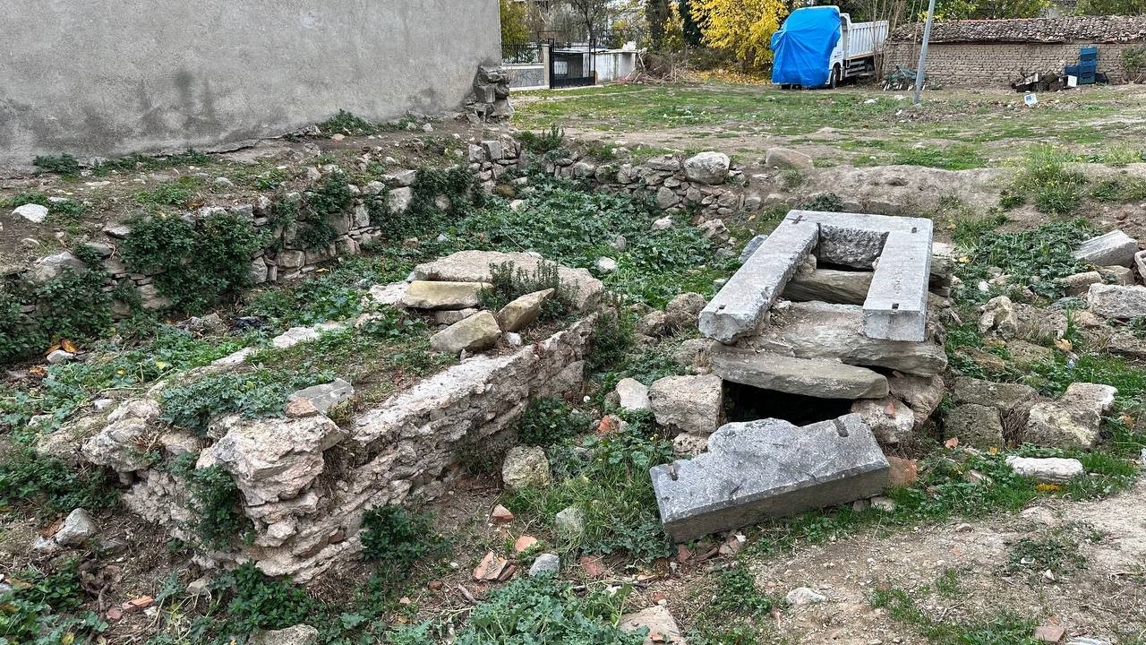 İznik’te tarihi mezarlık harabeye döndü
