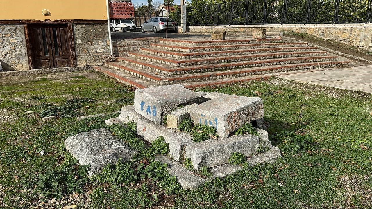 İznik’te tarihi mezarlık harabeye döndü
