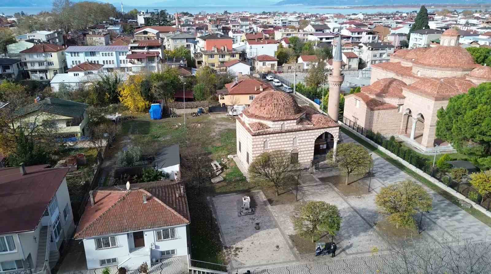 İznik’te tarihi mezarlık harabeye döndü
