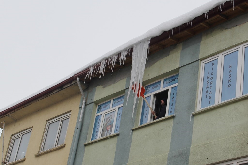 Bayburt’ta çatı saçaklarındaki buz sarkıtları ekiplerce temizleniyor
