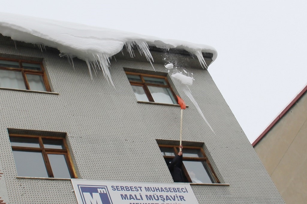 Bayburt’ta çatı saçaklarındaki buz sarkıtları ekiplerce temizleniyor
