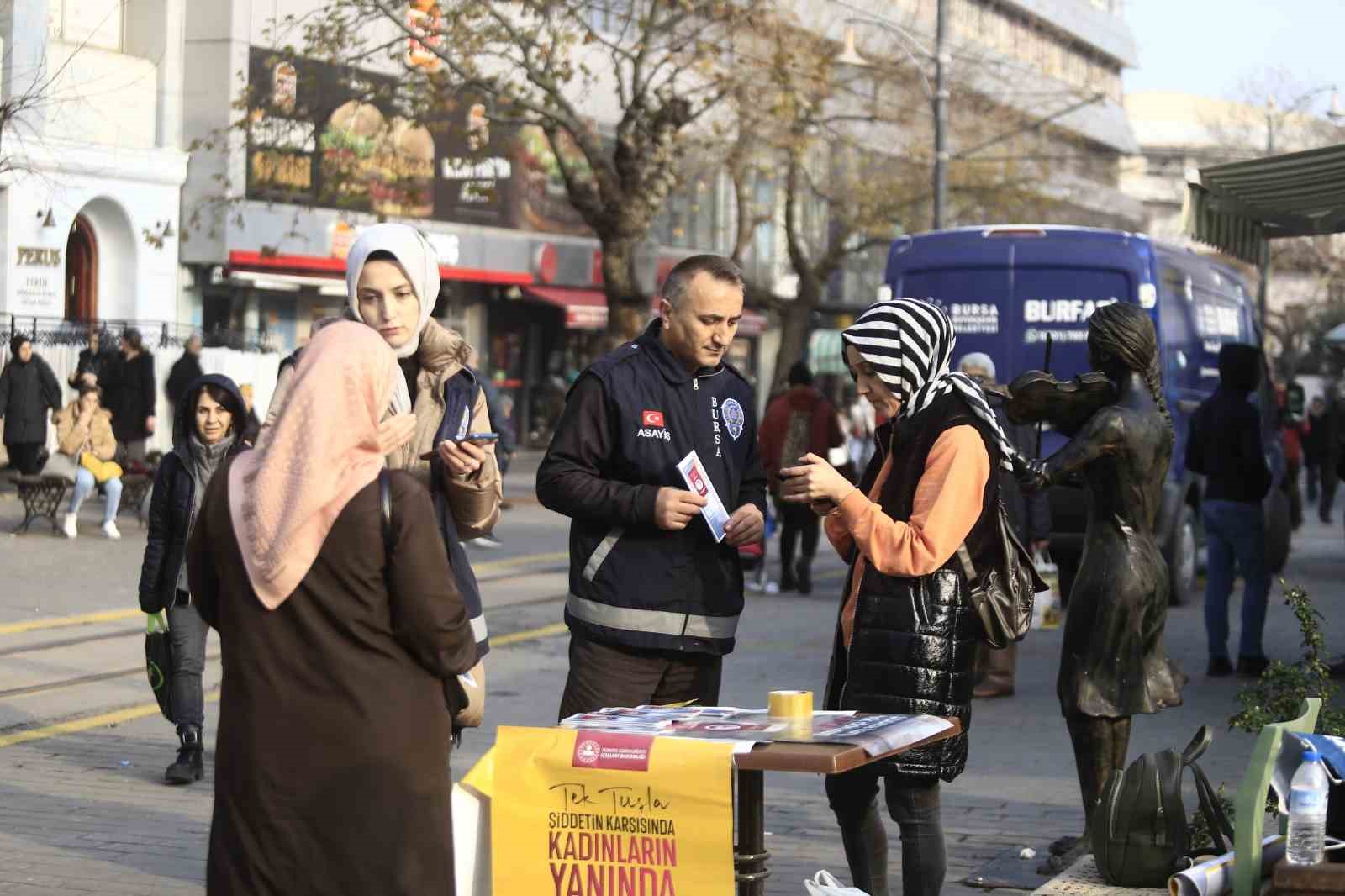 (Özel) Kadınları tek tek durdurup o uygulamayı yüklettiler
