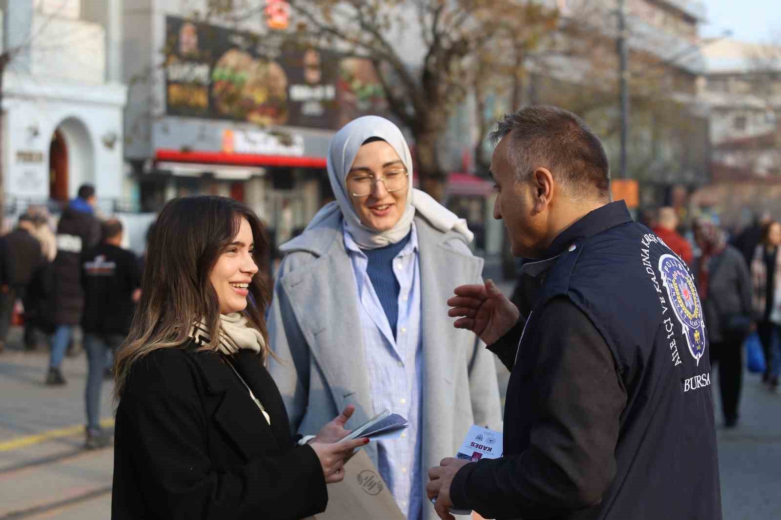 (Özel) Kadınları tek tek durdurup o uygulamayı yüklettiler
