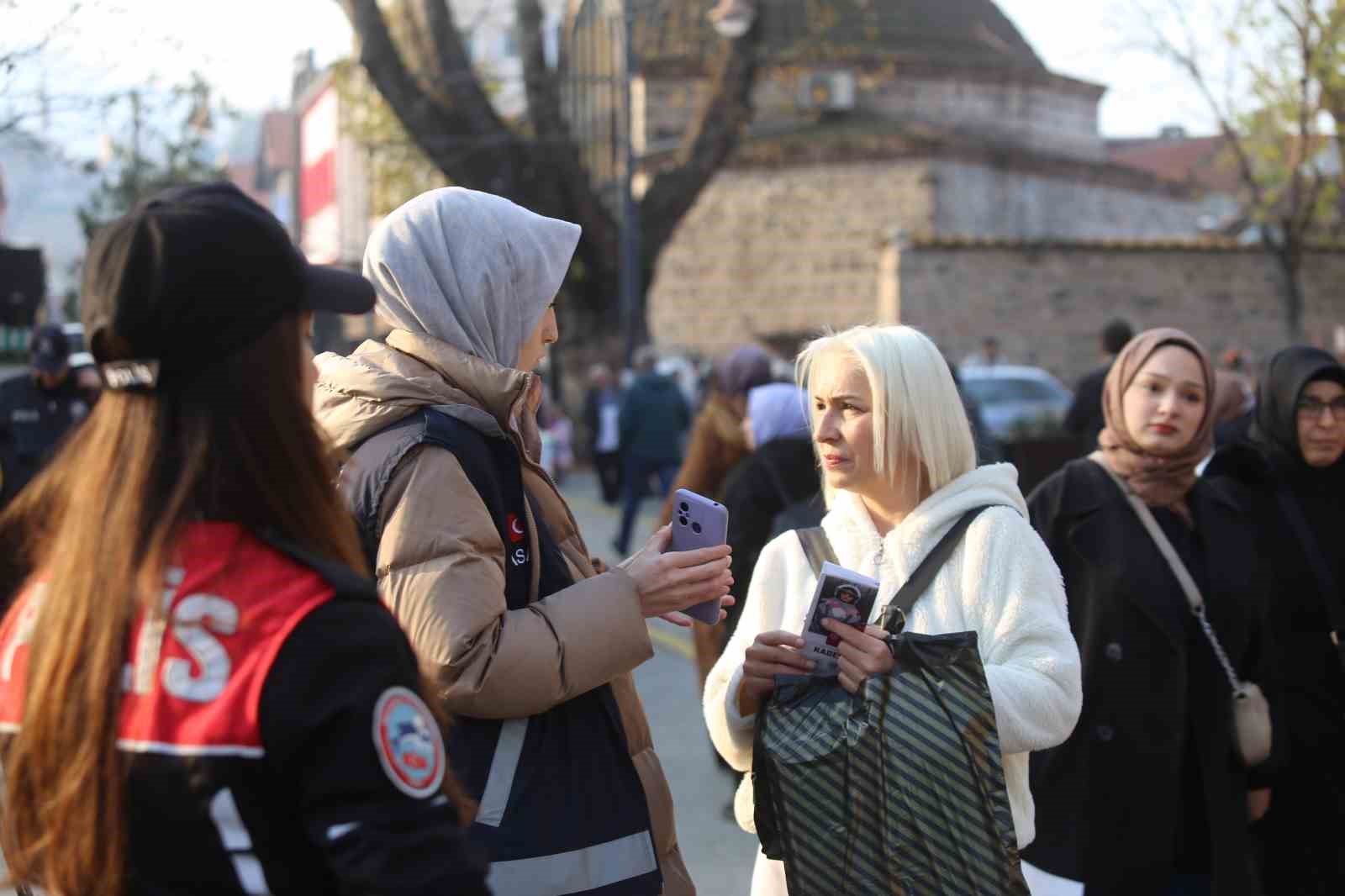 (Özel) Kadınları tek tek durdurup o uygulamayı yüklettiler
