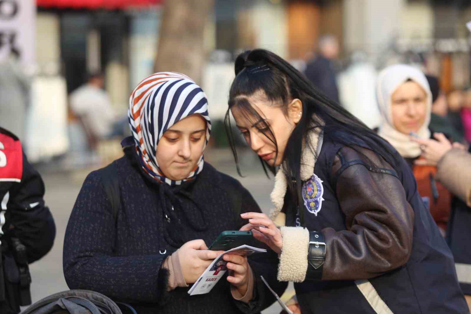 (Özel) Kadınları tek tek durdurup o uygulamayı yüklettiler
