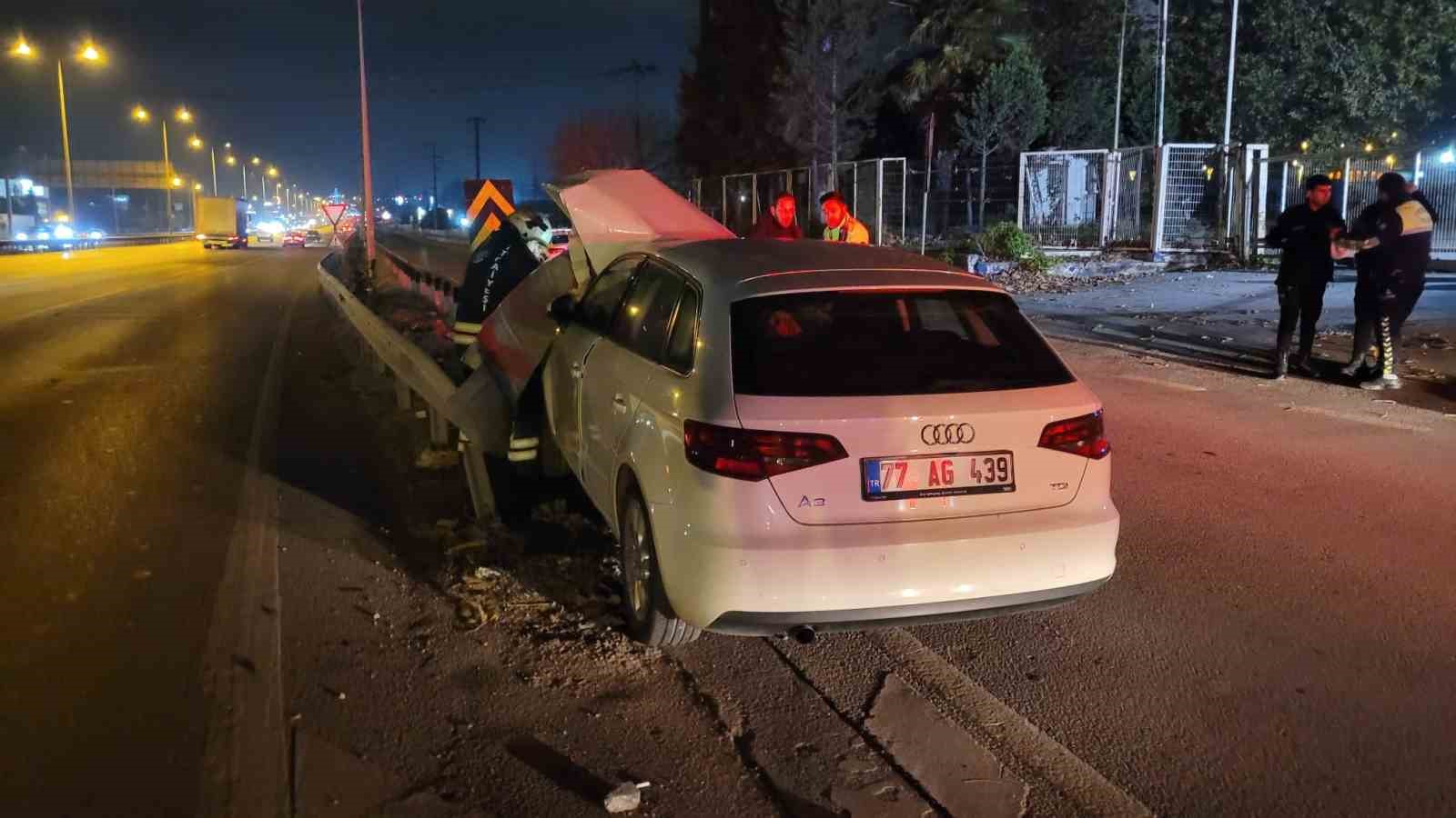 Otomobil bariyere saplandı, sürücü hafif yaralandı
