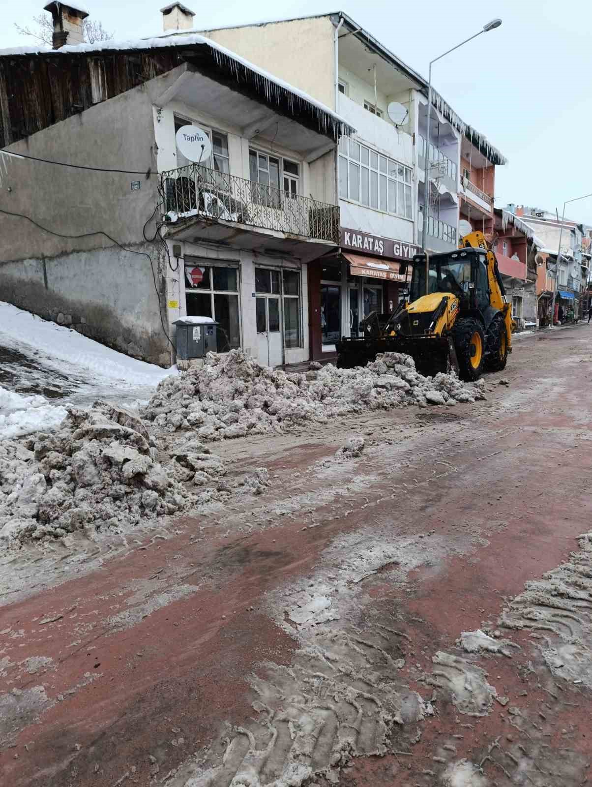 Posof ilçesinde karla mücadele çalışması başlatıldı
