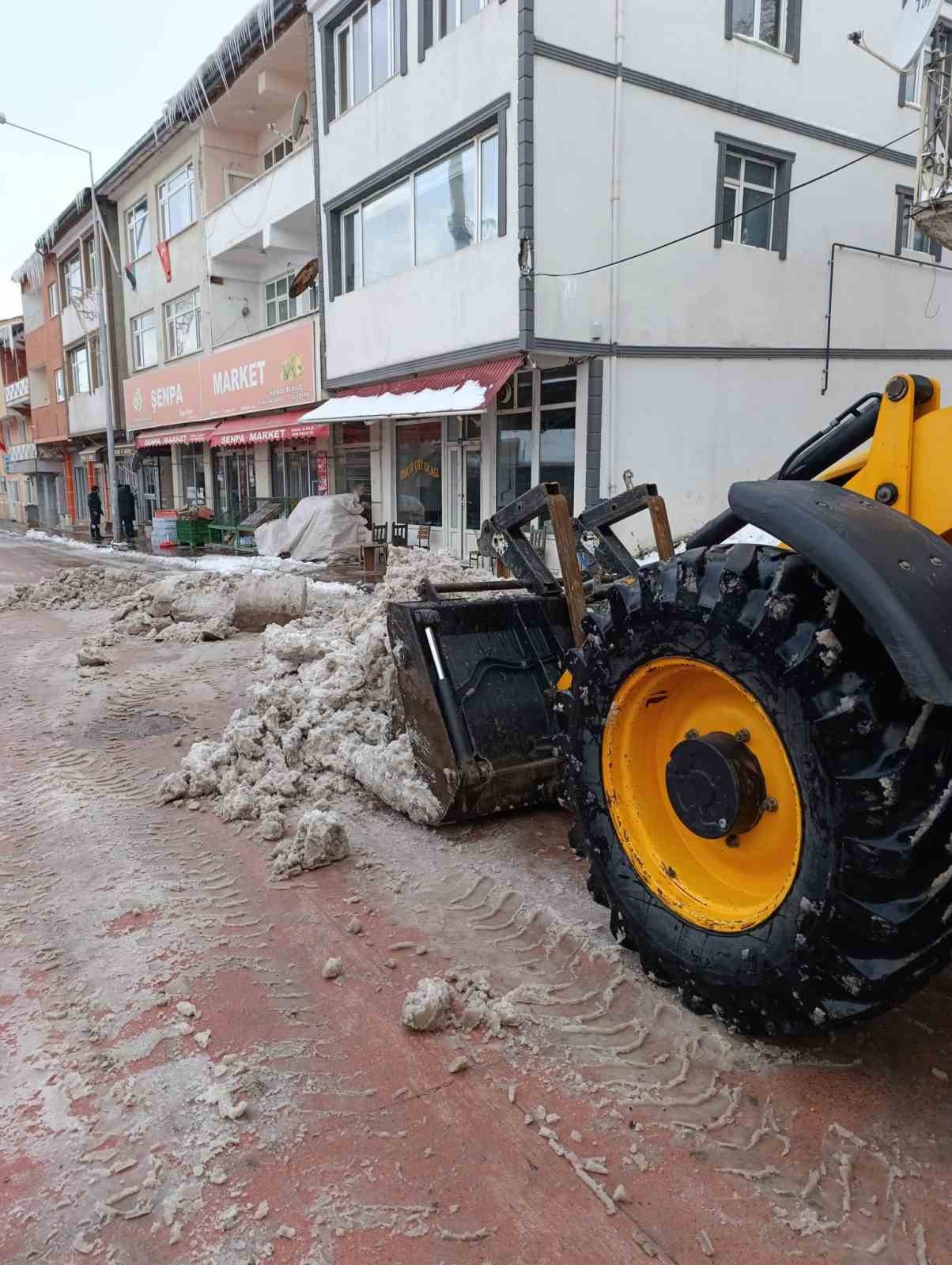 Posof ilçesinde karla mücadele çalışması başlatıldı
