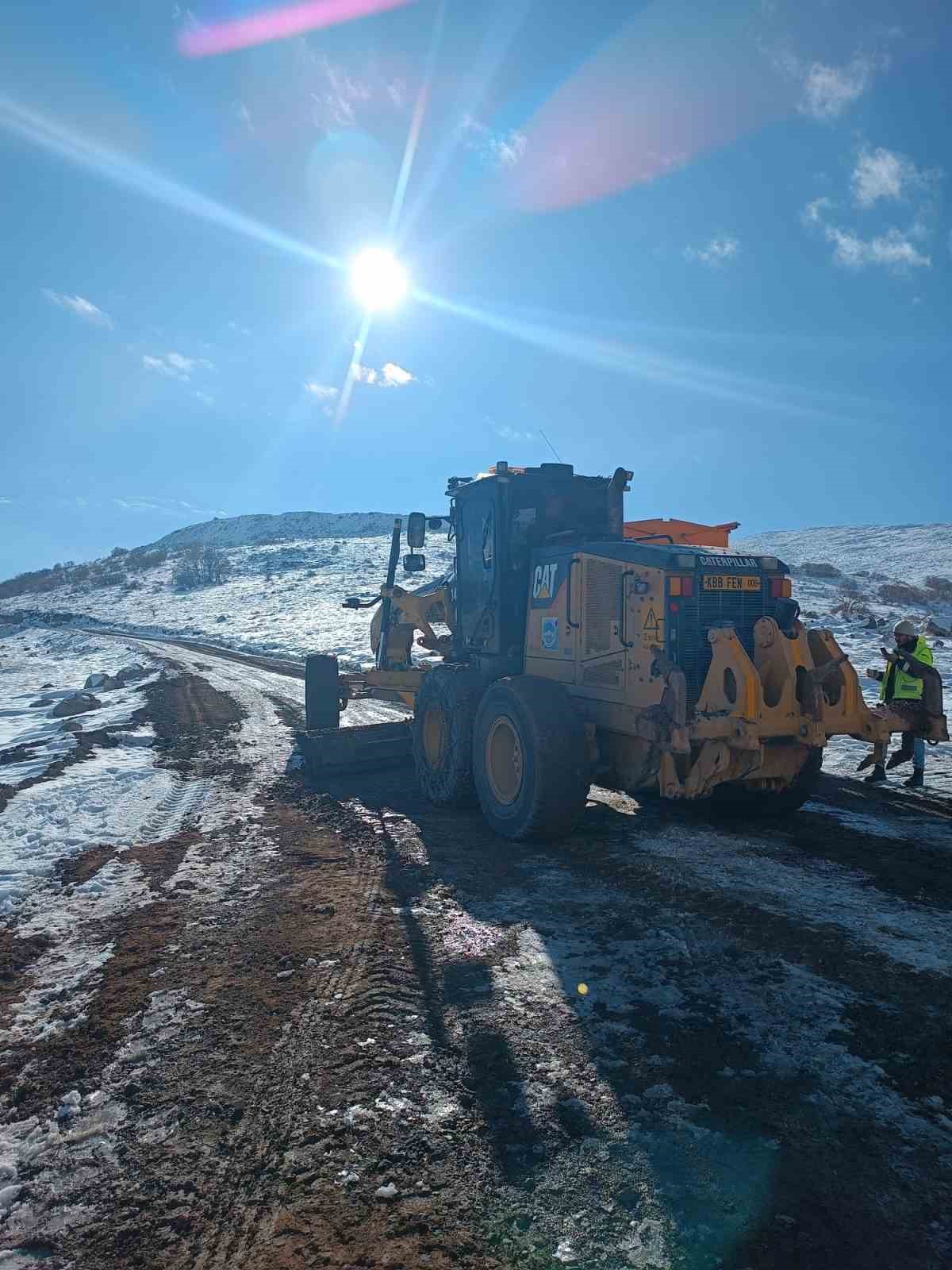 Büyükşehir’in kırsalda karla mücadelesi sürüyor
