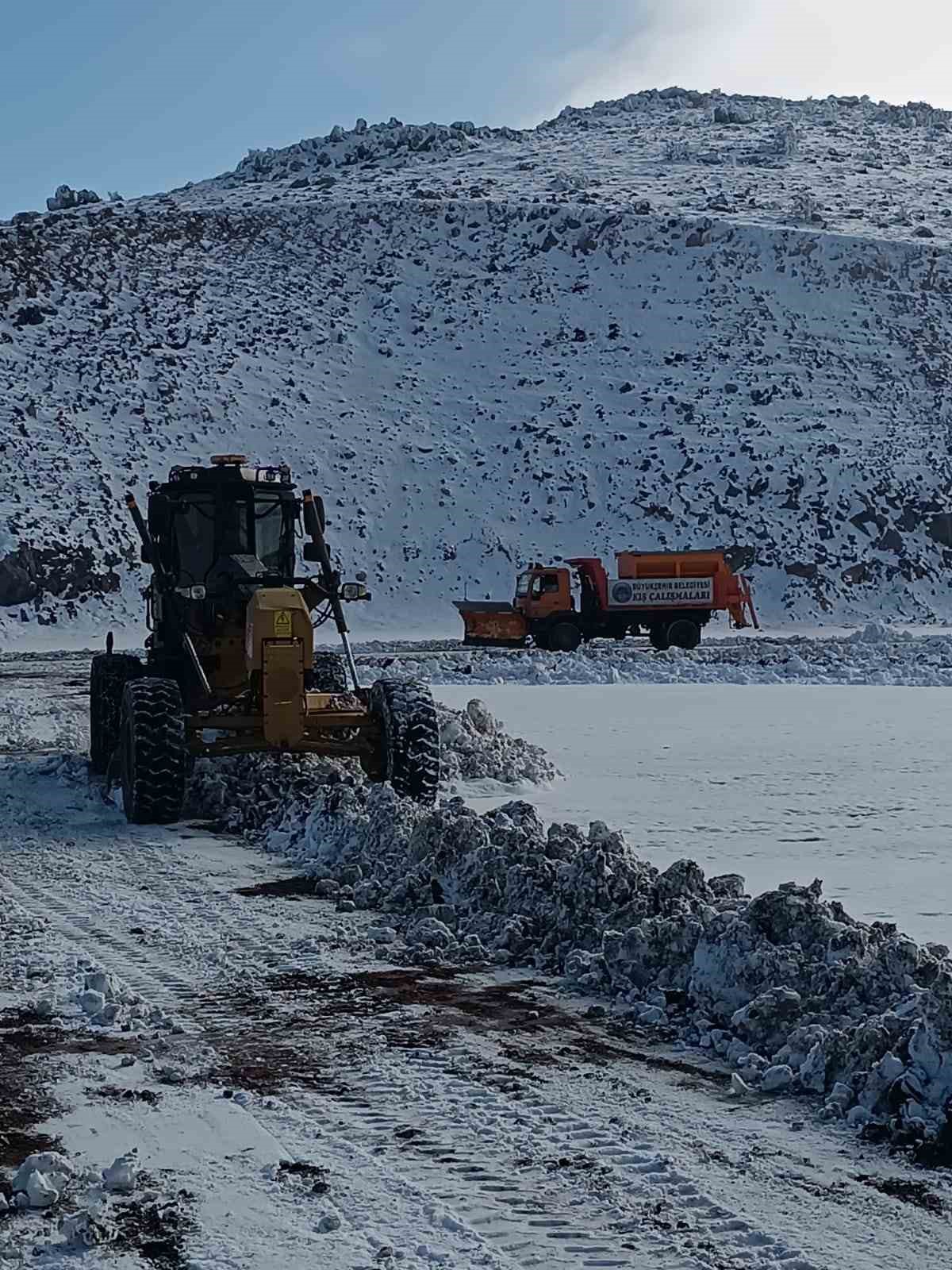 Büyükşehir’in kırsalda karla mücadelesi sürüyor
