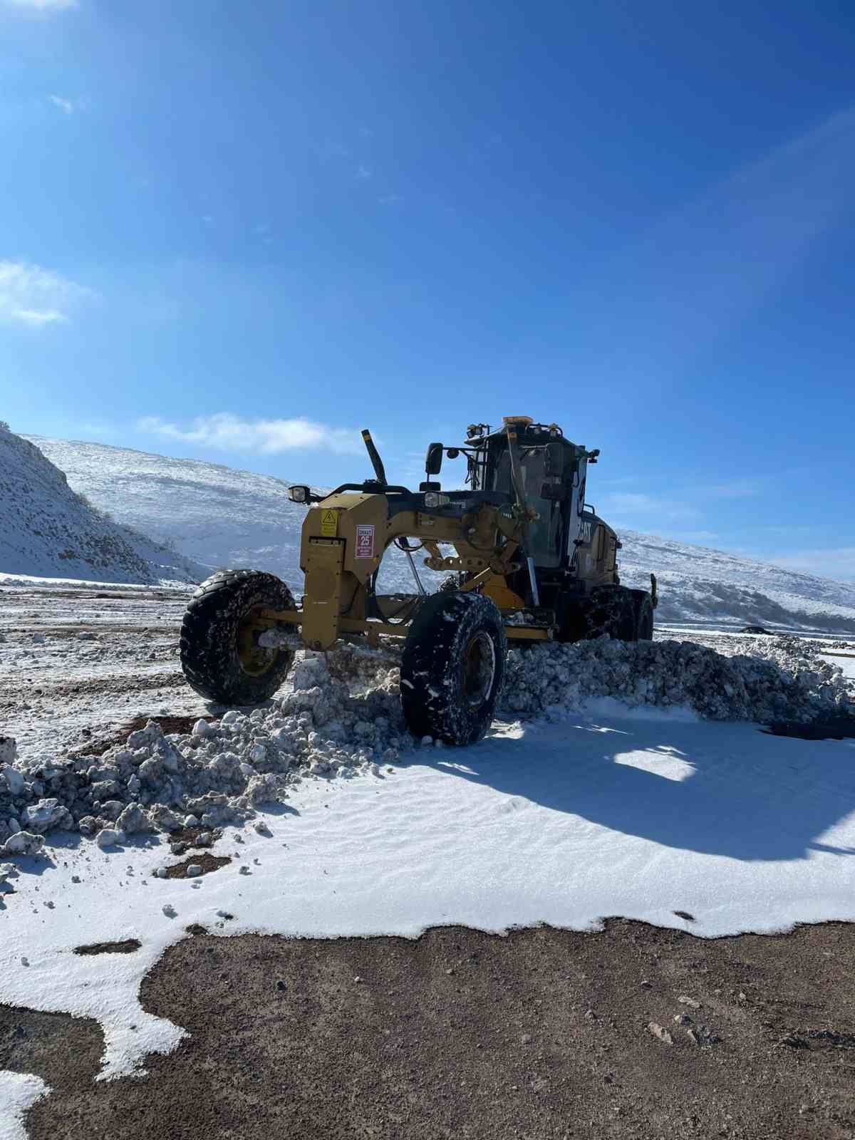 Büyükşehir’in kırsalda karla mücadelesi sürüyor
