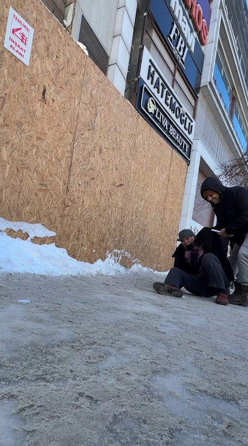 Buz pistine dönen kaldırımlarda düşen yayalar gülümsetti
