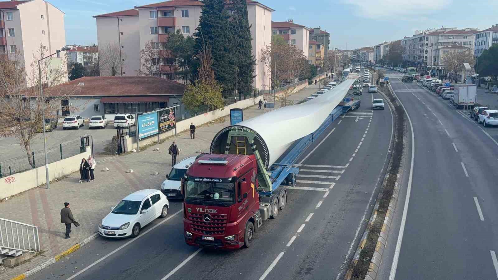 Lüleburgaz’da dev rüzgar gülü türbinleri böyle taşındı
