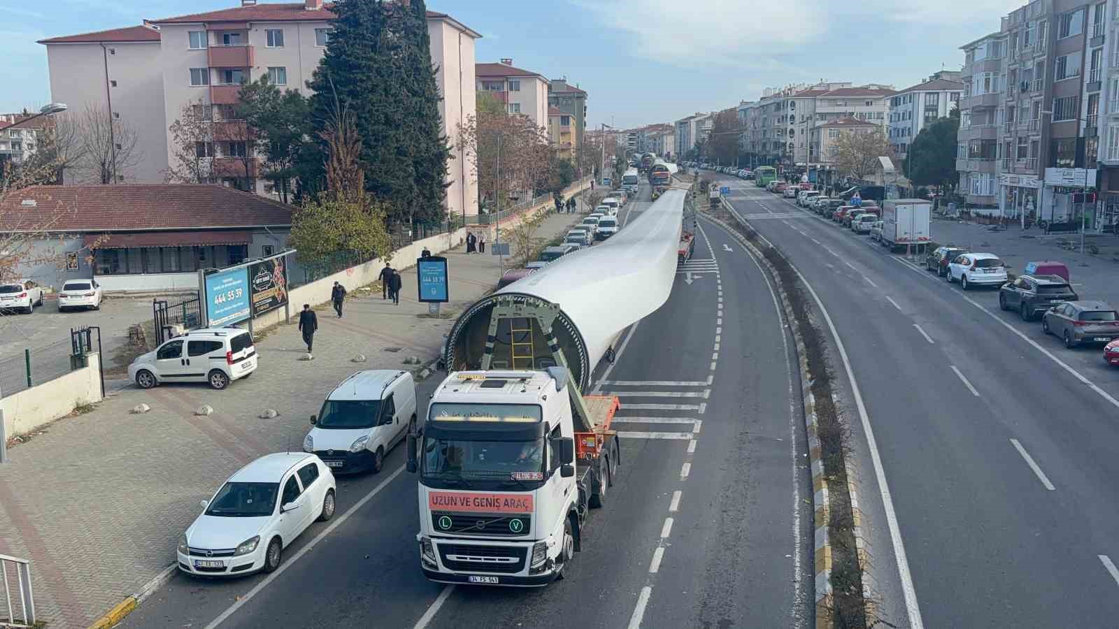 Lüleburgaz’da dev rüzgar gülü türbinleri böyle taşındı
