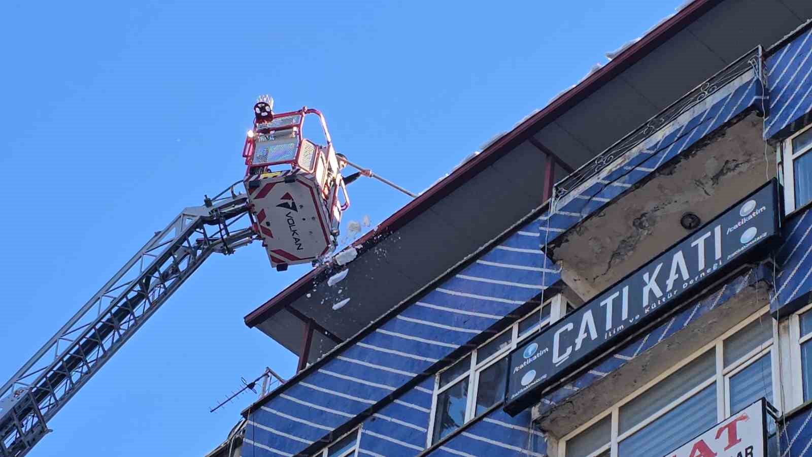 Elazığ’da itfaiye ekiplerinin çatılarda buz ve kar mesaisi
