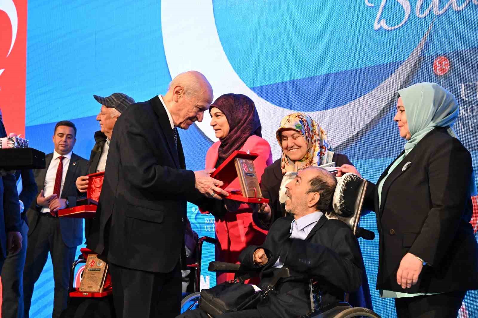 MHP Genel Başkanı Bahçeli, engelli bireylerin anne ve babasının elini öptü
