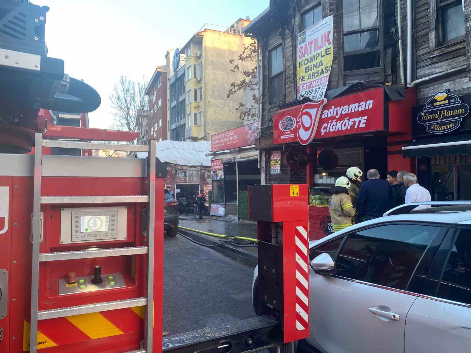 Kadıköy’de ahşap binada yangın
