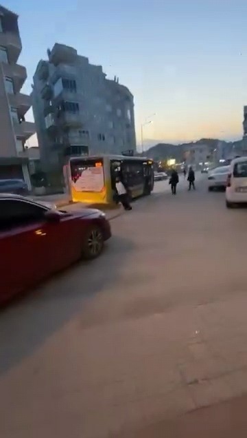 Bursa’da yol verme kavgası kamerada
