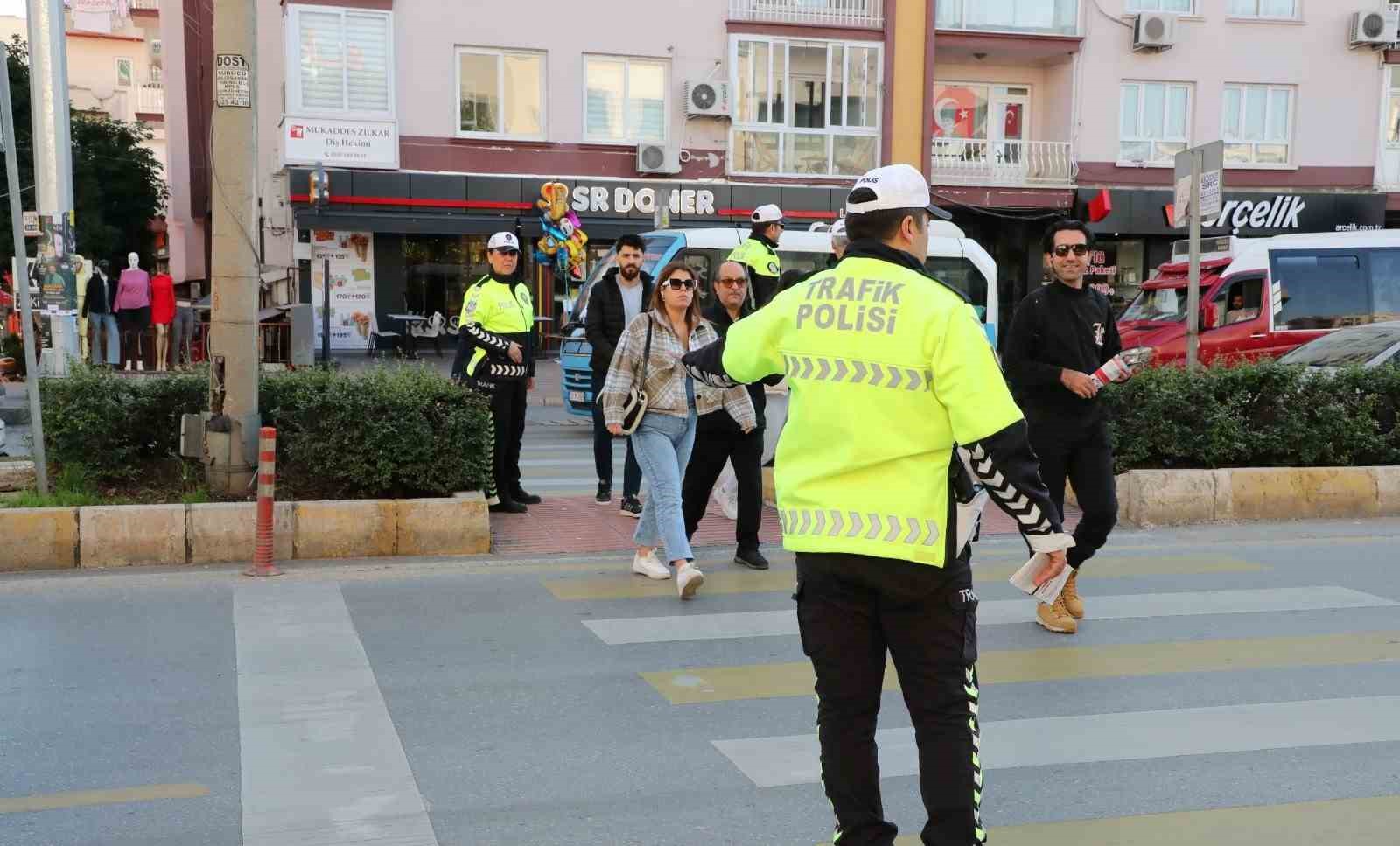 Mersin’de vatandaşlar trafik konusunda bilgilendiriliyor
