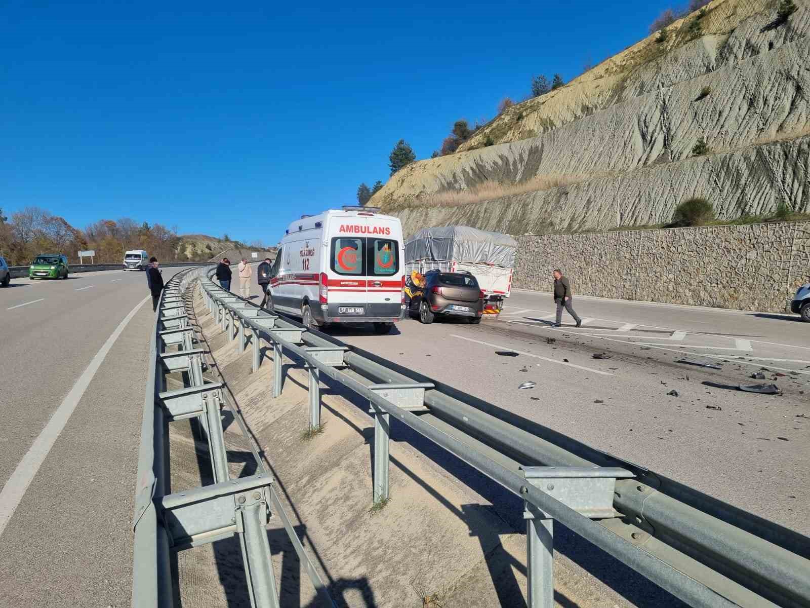 Sinop’ta otomobil kamyonun altına girdi: 1 yaralı
