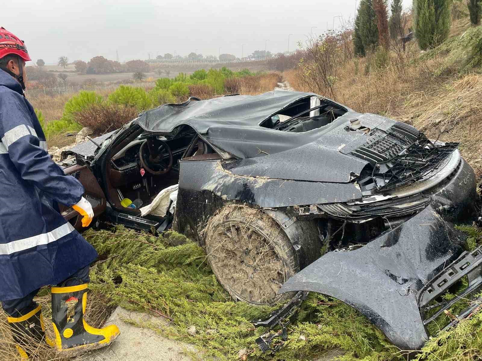 Balıkesir’de otomobil otobanda şarampole uçtu: 1 yaralı
