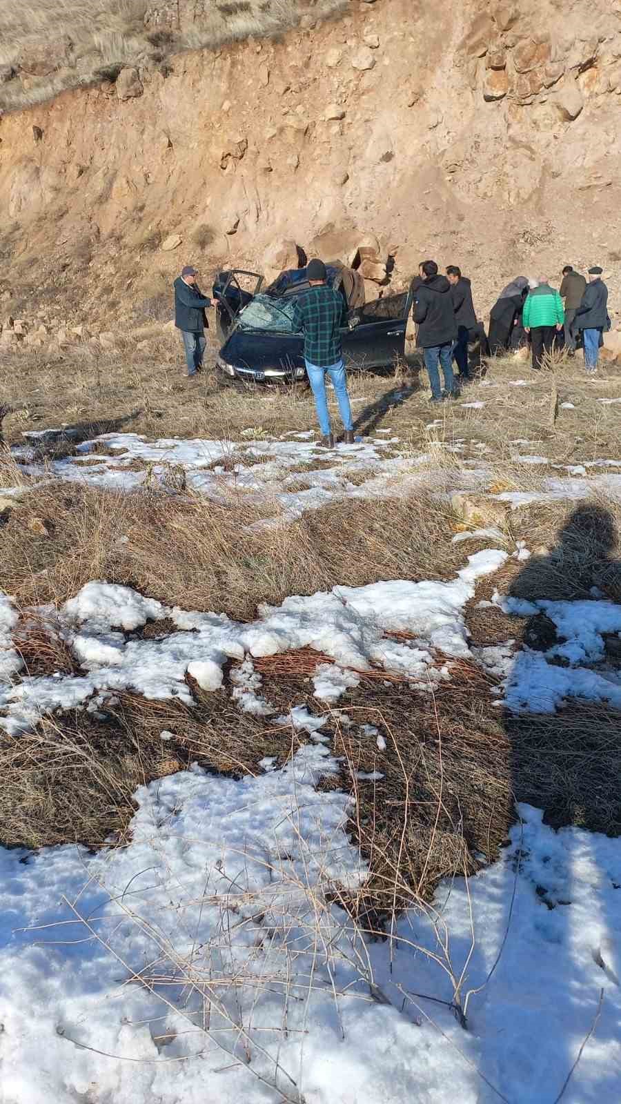 Elazığ’da otomobil takla attı: 1’i ağır 2 yaralı
