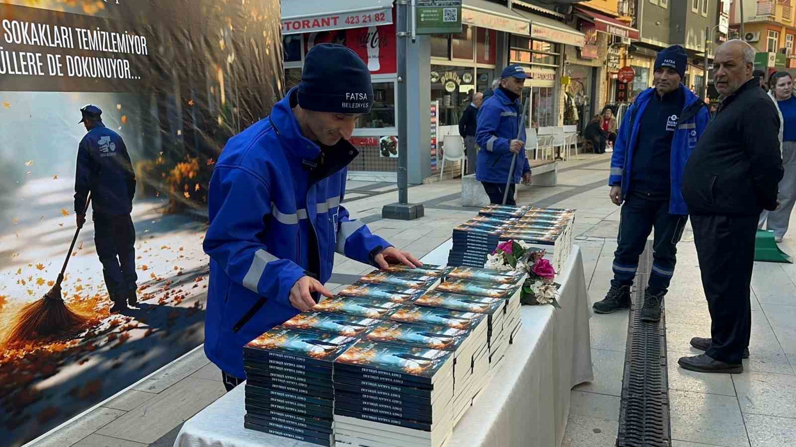 Engelli yazar, sokakta biriktirdiği hâtıraları dizelere döktü
