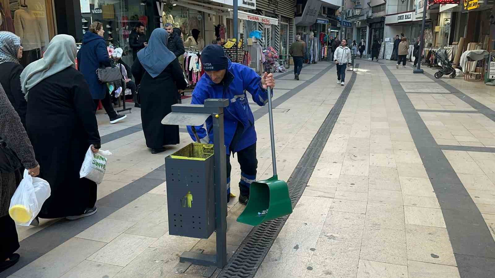 Engelli yazar, sokakta biriktirdiği hâtıraları dizelere döktü
