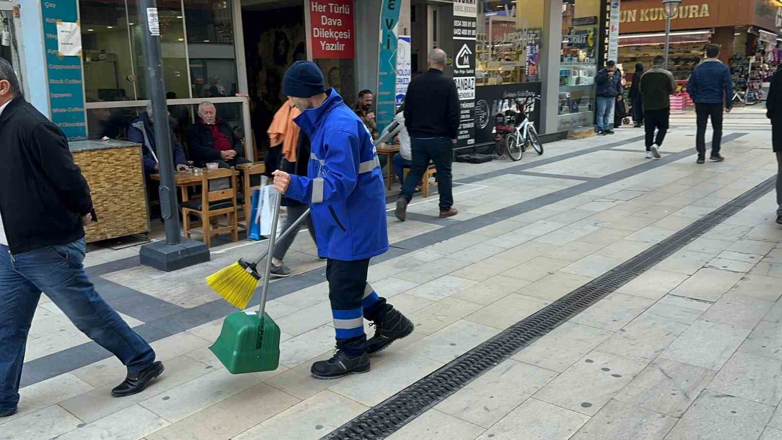 Engelli yazar, sokakta biriktirdiği hâtıraları dizelere döktü
