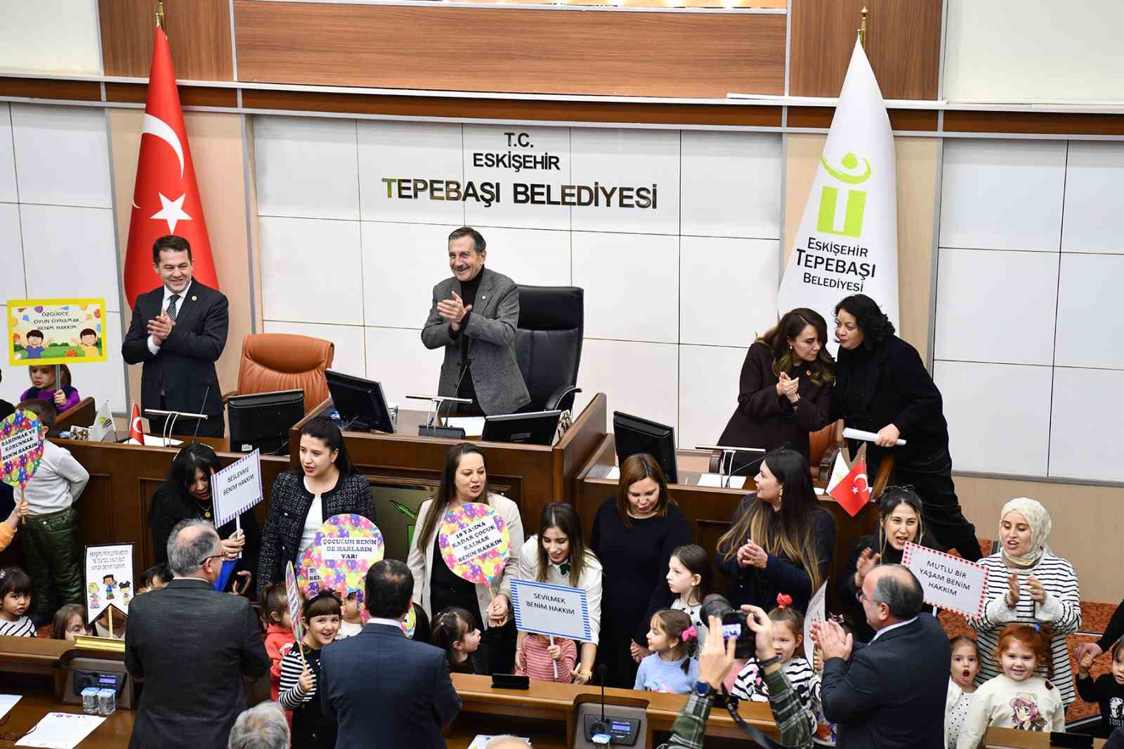 Çocuklar Meclis toplantısına renk kattı
