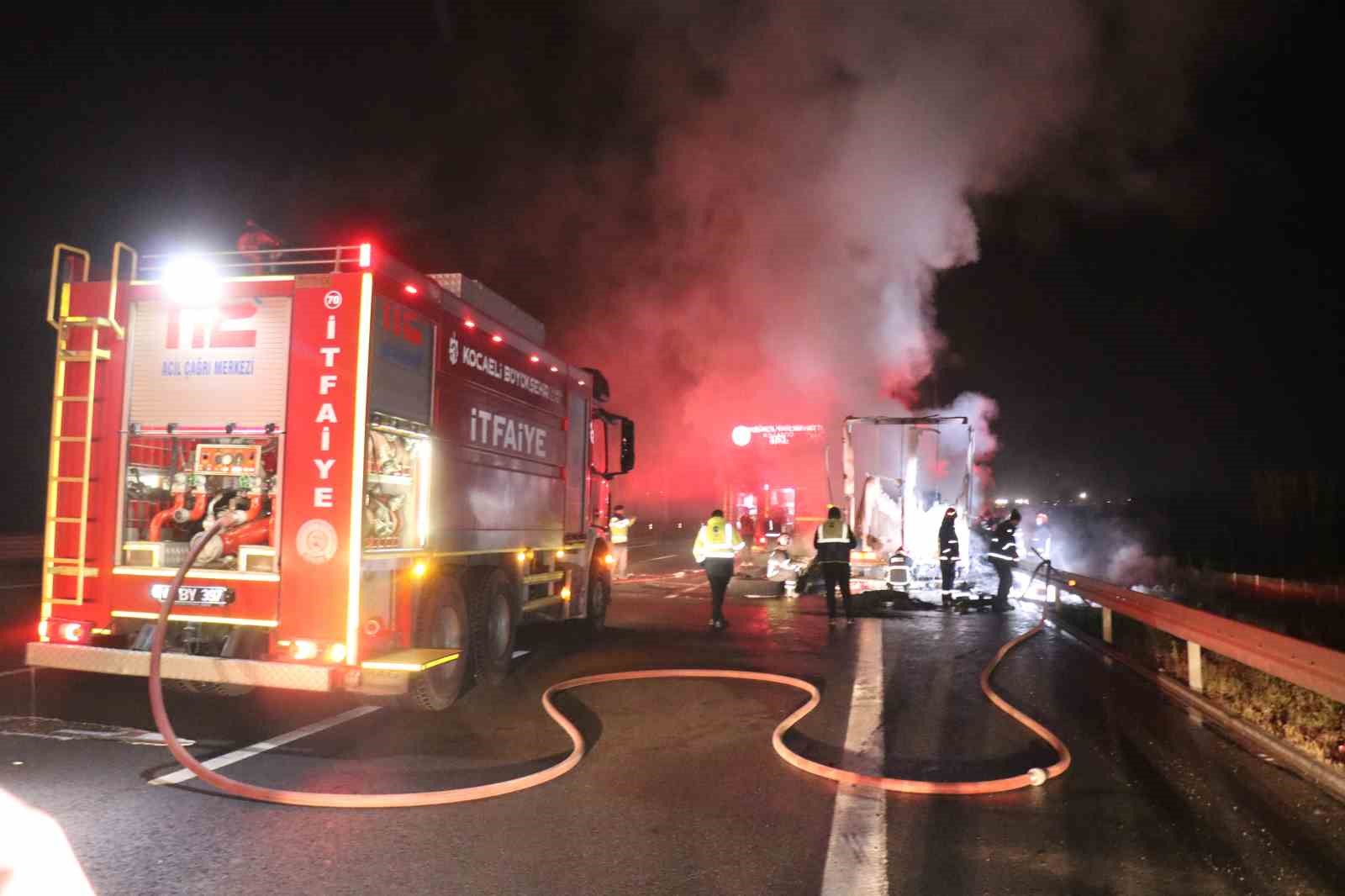 Lastik yüklü yarım römork alev topuna döndü: İtfaiye uzun uğraşlarla söndürdü
