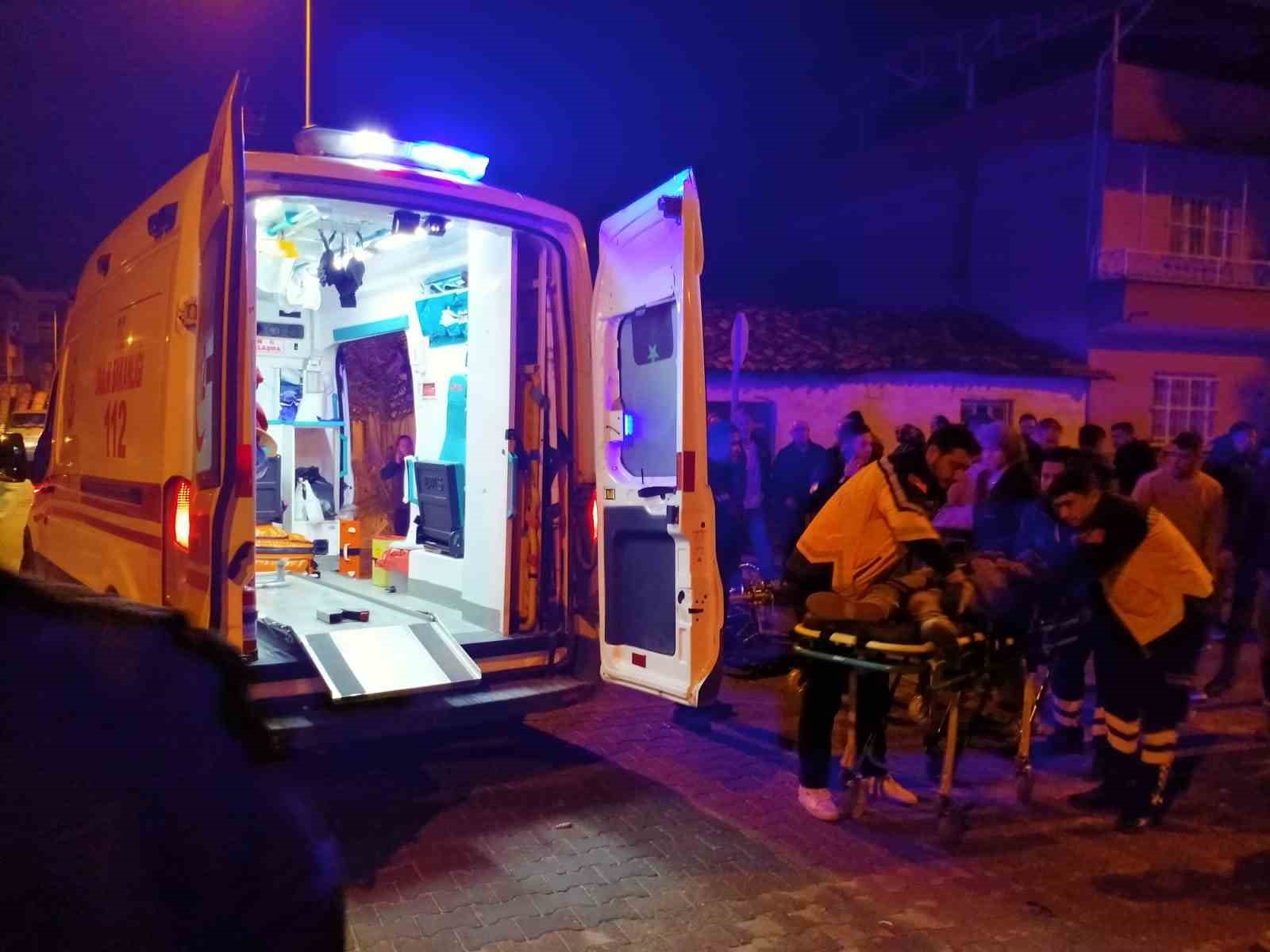 Motosikletle çarpışarak savrulan ticari araç, park halindeki araçlara çarptı: 9 yaralı
