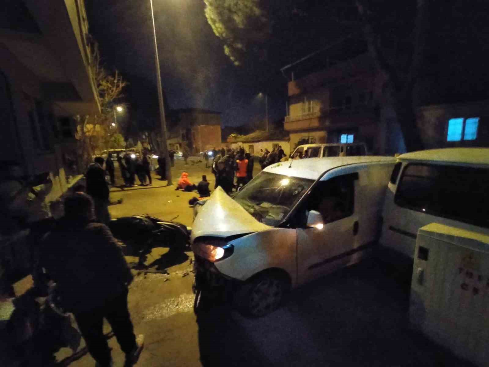 Motosikletle çarpışarak savrulan ticari araç, park halindeki araçlara çarptı: 9 yaralı
